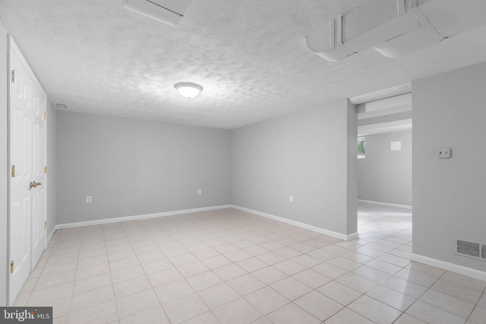 LAKE BARCROFT - Residential