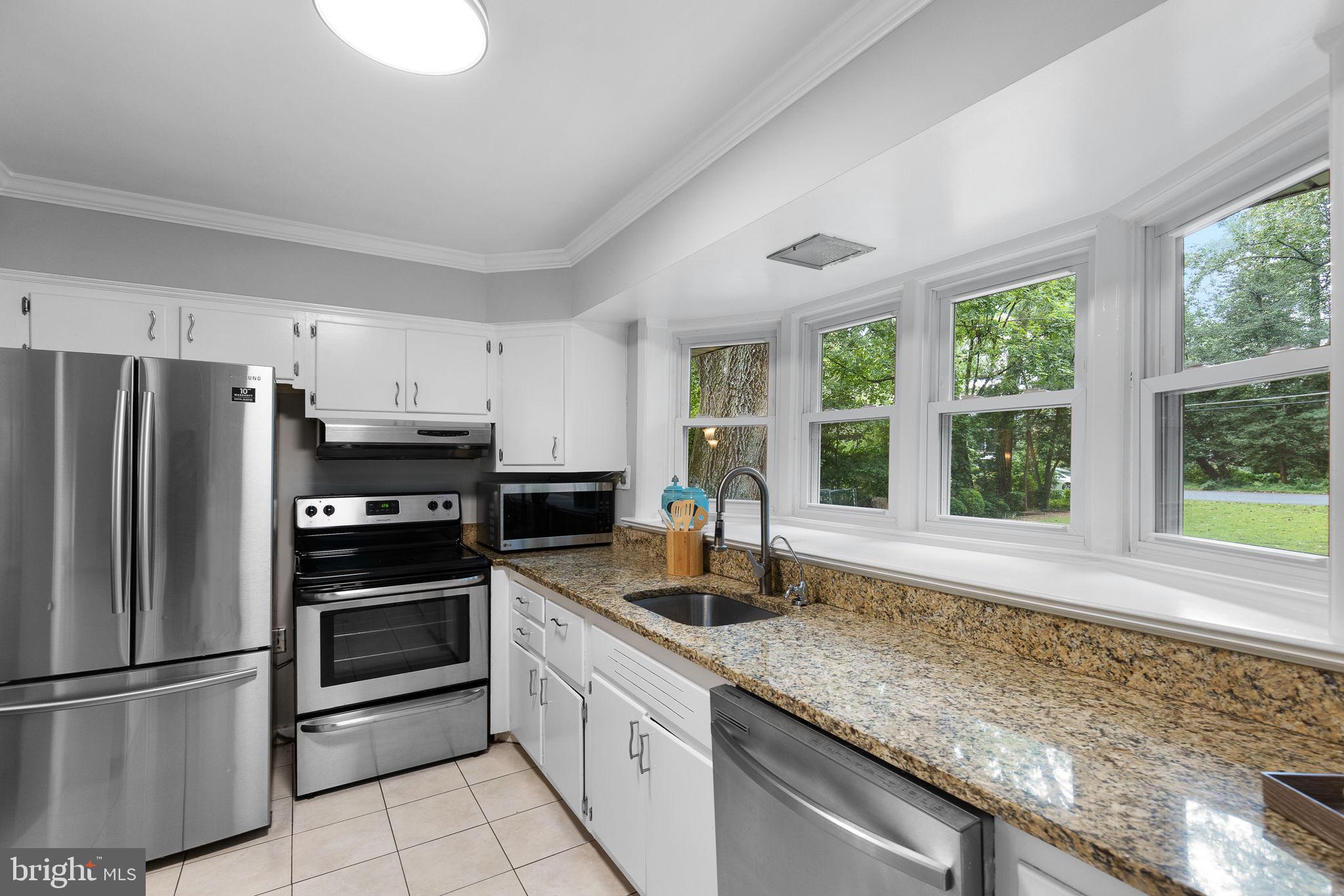 LAKE BARCROFT - Residential