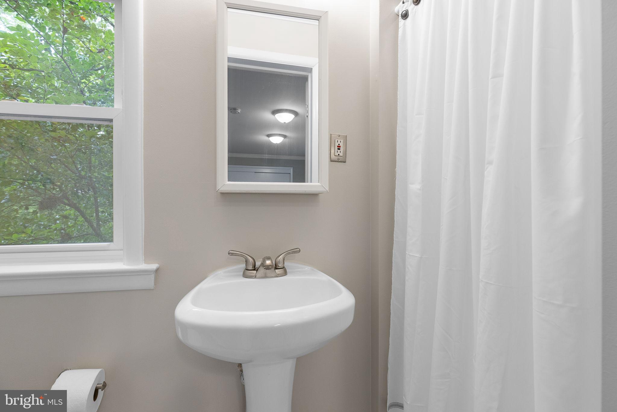 LAKE BARCROFT - Residential