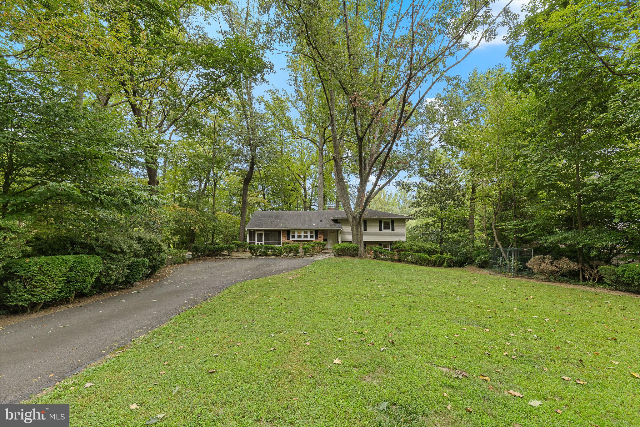 LAKE BARCROFT - Residential