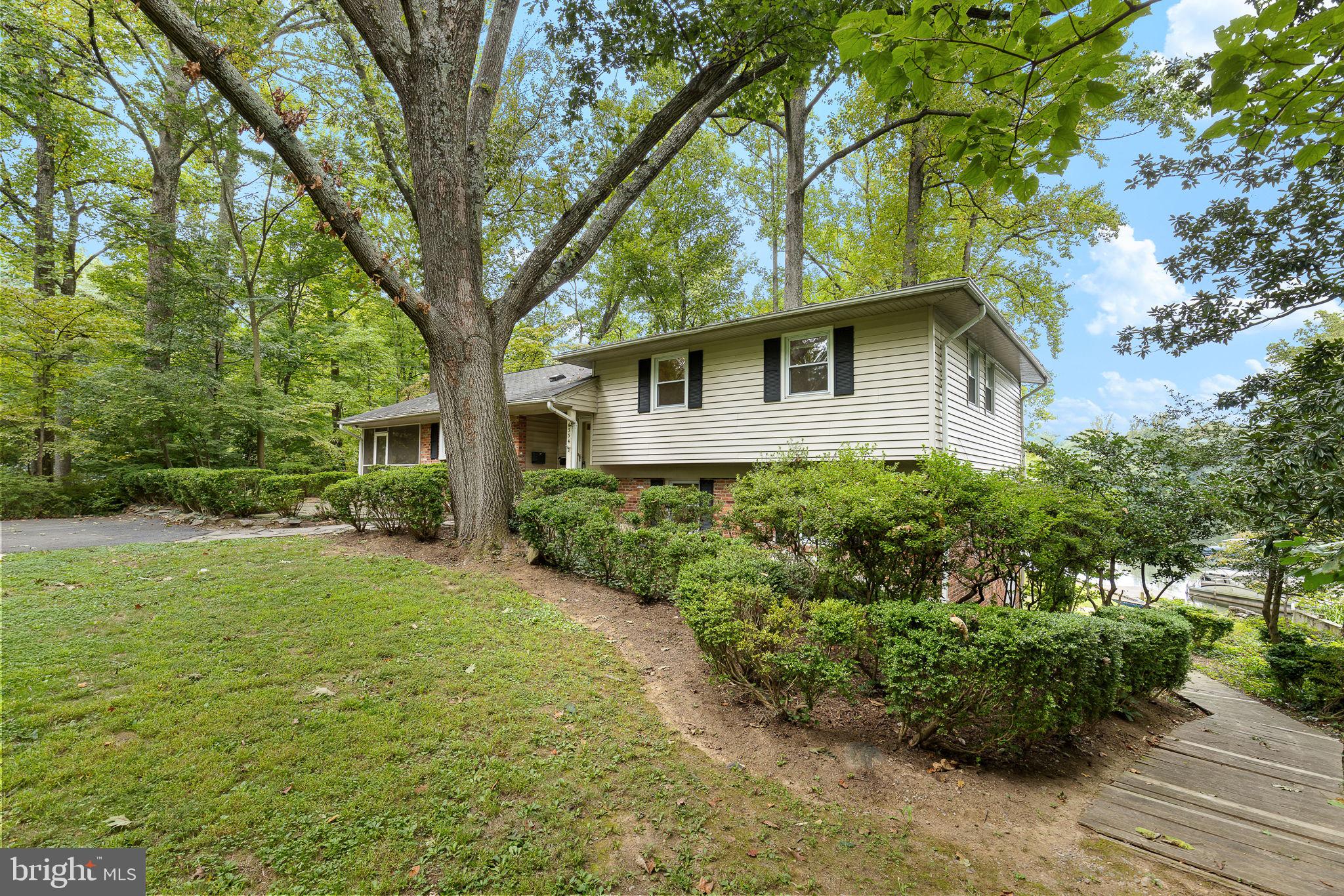 LAKE BARCROFT - Residential