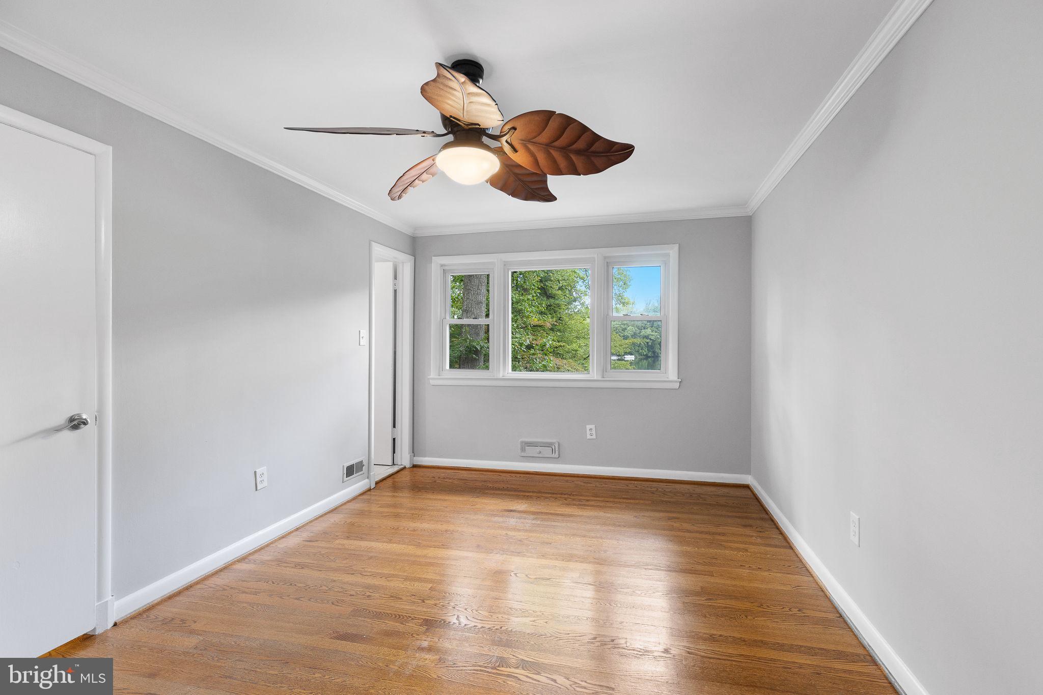 LAKE BARCROFT - Residential