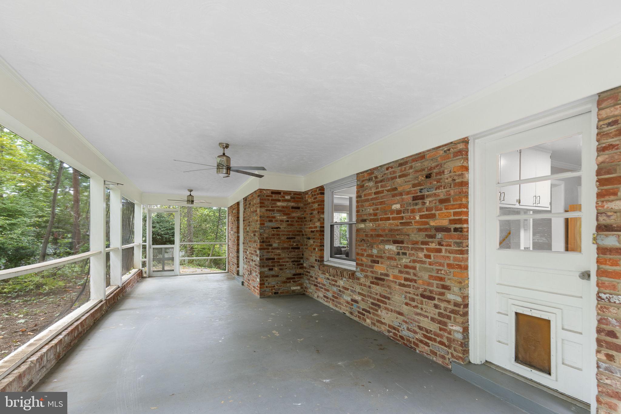 LAKE BARCROFT - Residential