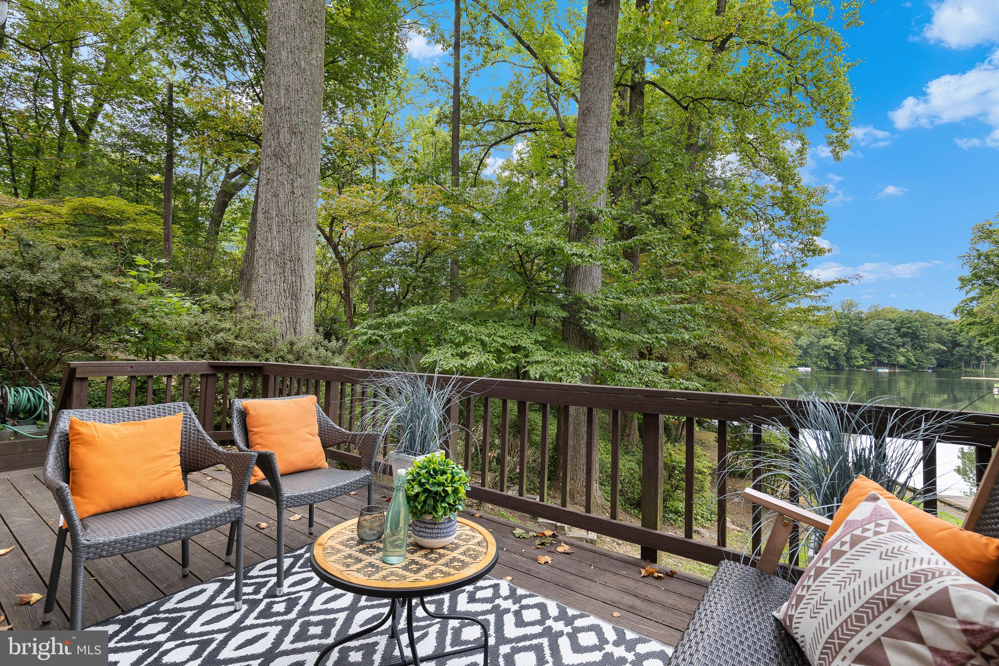 LAKE BARCROFT - Residential