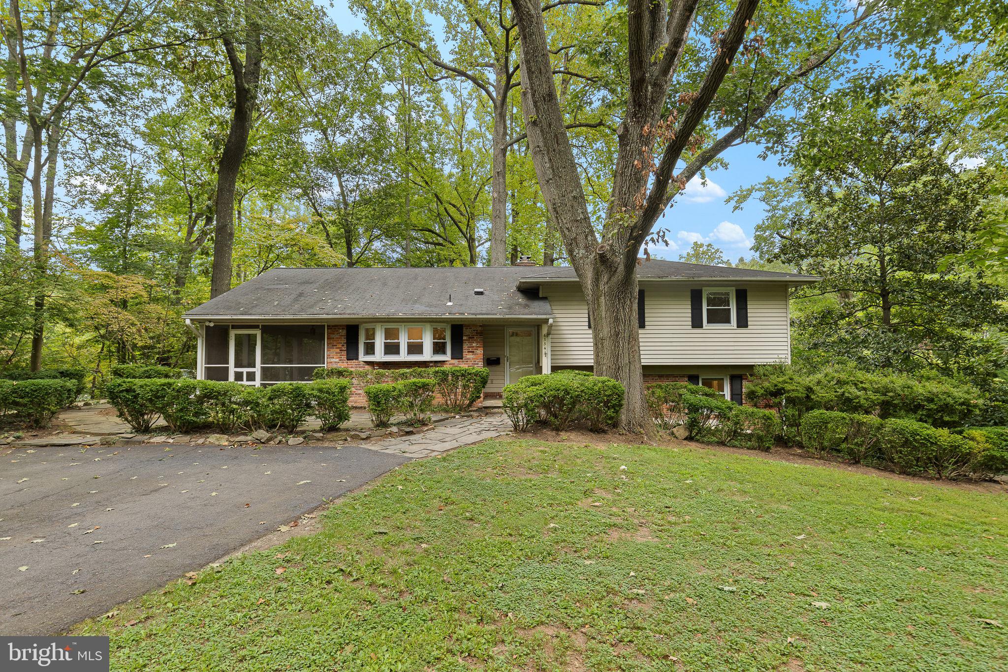 LAKE BARCROFT - Residential