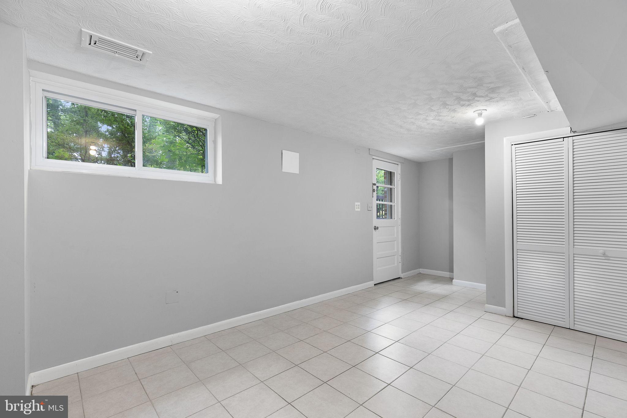 LAKE BARCROFT - Residential