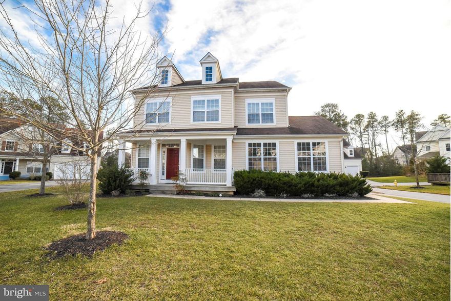 Delightful contemporary colonial w/easy-living open floor plan, fresh paint & new carpet thruout! KT w/hdwd & granite, eating area bumpout; FR w/gas FP. 9' ceilings on both levels for roomy, spacious feel! Flex rm can be DR/office. Nice MBR has bath w/sep tub, shower, big WIC. 2nd & 3rd BRs good-sized w/WICs too. Unfin bsmt w/R-I, deck, 2-car gar, on cul-de-sac. Wildewood has pools, tot lot, more!