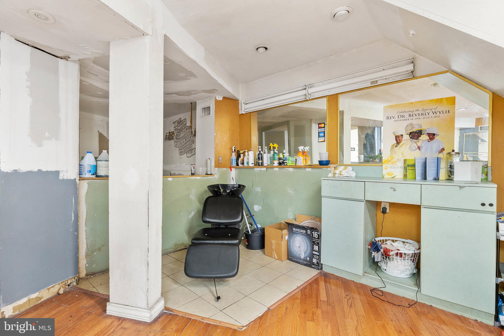 POINT BREEZE - Commercial Sale