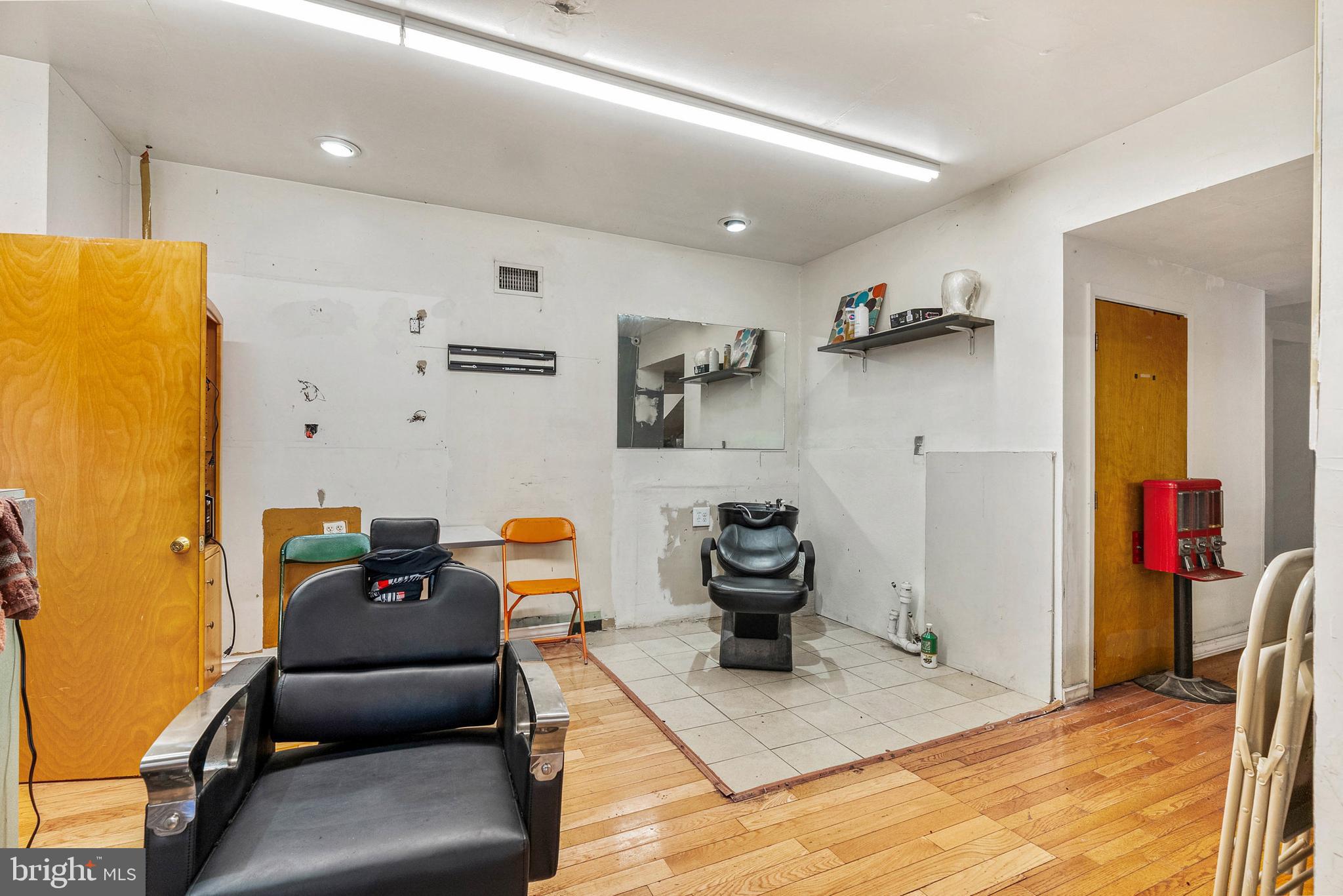 POINT BREEZE - Commercial Sale