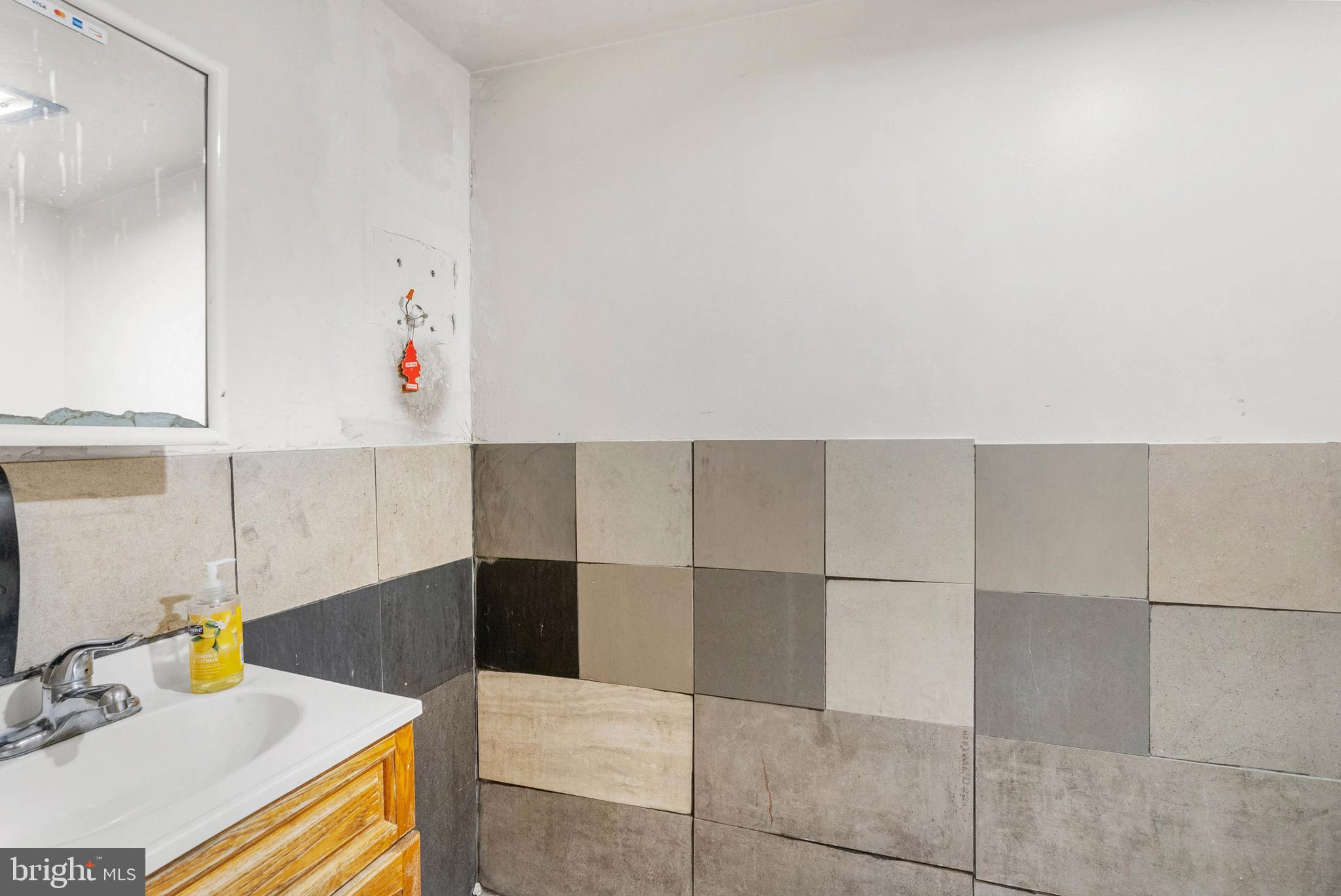 POINT BREEZE - Commercial Sale