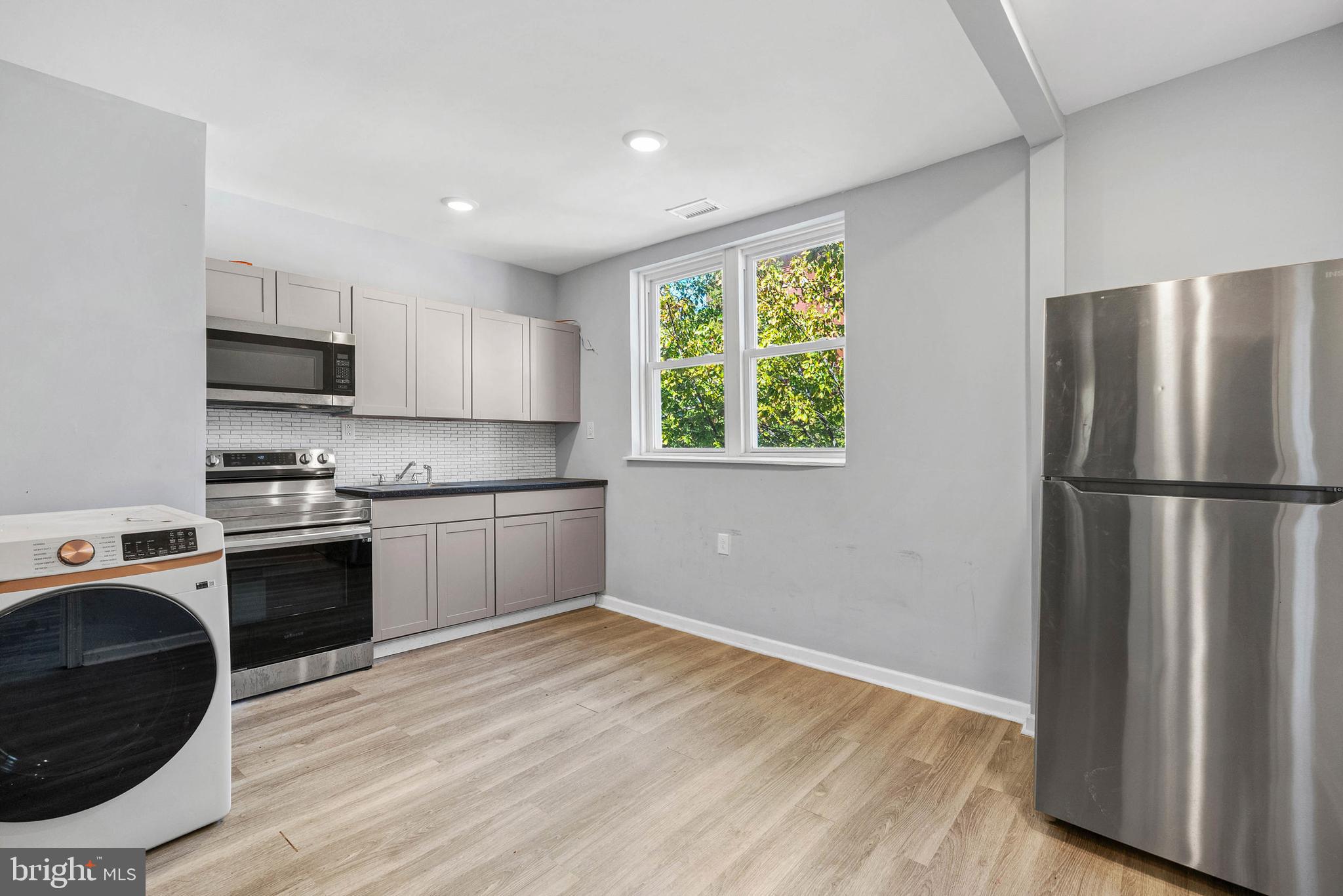 POINT BREEZE - Commercial Sale