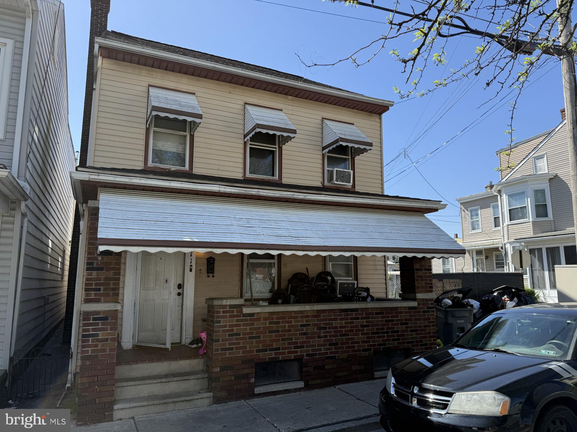 Look no further! You have been looking for the space and garages, large single in Lebanon with 6 garages!