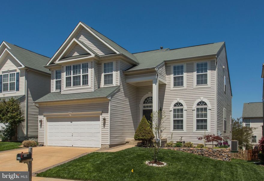 Rarely availble Ryland Christopher mdl, 2nd lrgest. Move in ready, spacious gourmt ktchn w/ islnd breakfst br , 2-story grt rm off ktchn, w/ gas fireplace & spectacular views of large deck & backyrd. Hrdwd flrs mn lvl, huge mst suite with renovated bath,large lower level w/ wet bar & full walkout to patio. This home is perfect for entertaining or casual living! EZ access to Grnway.