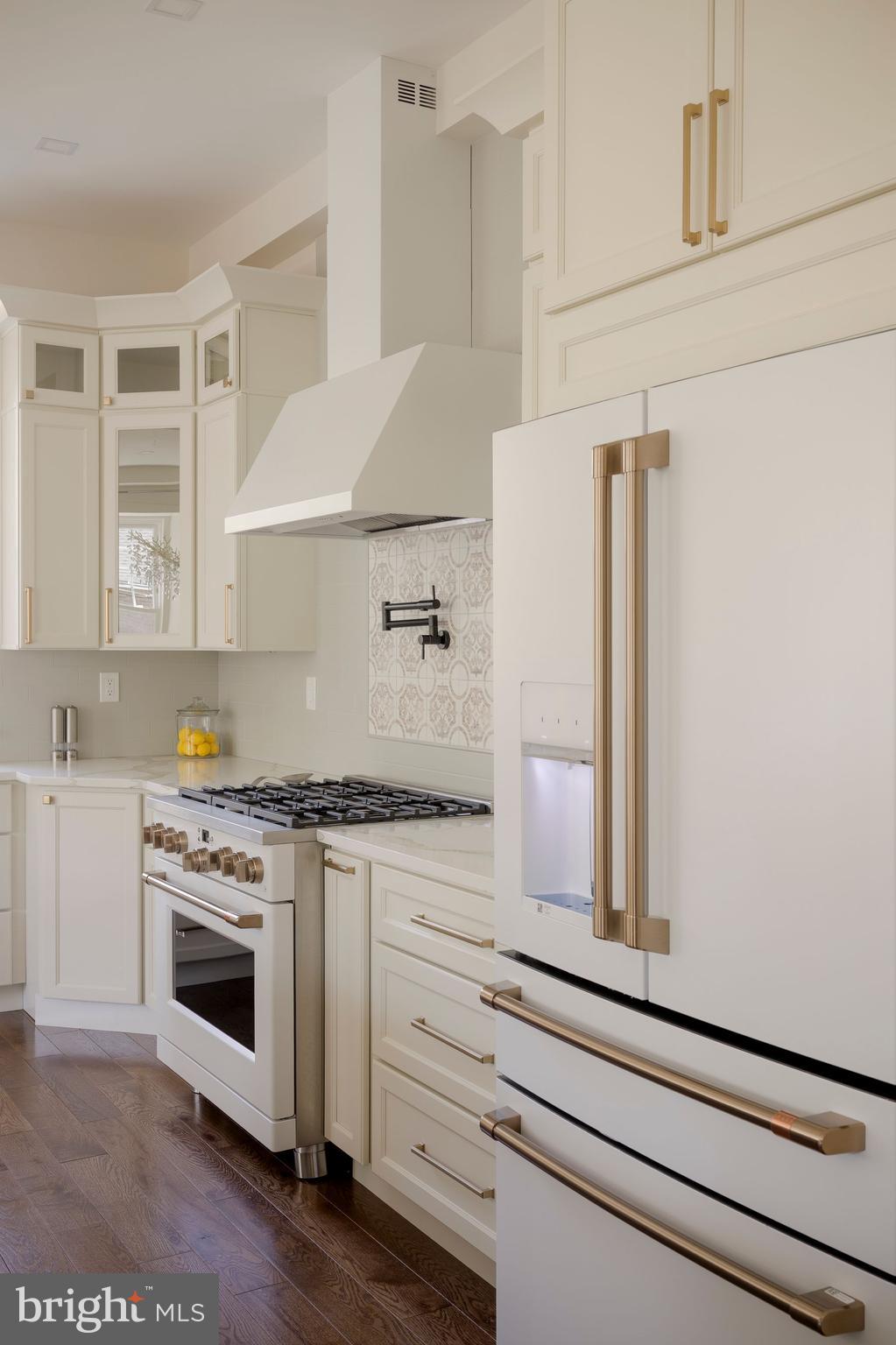 CHESTNUT HILL - Residential