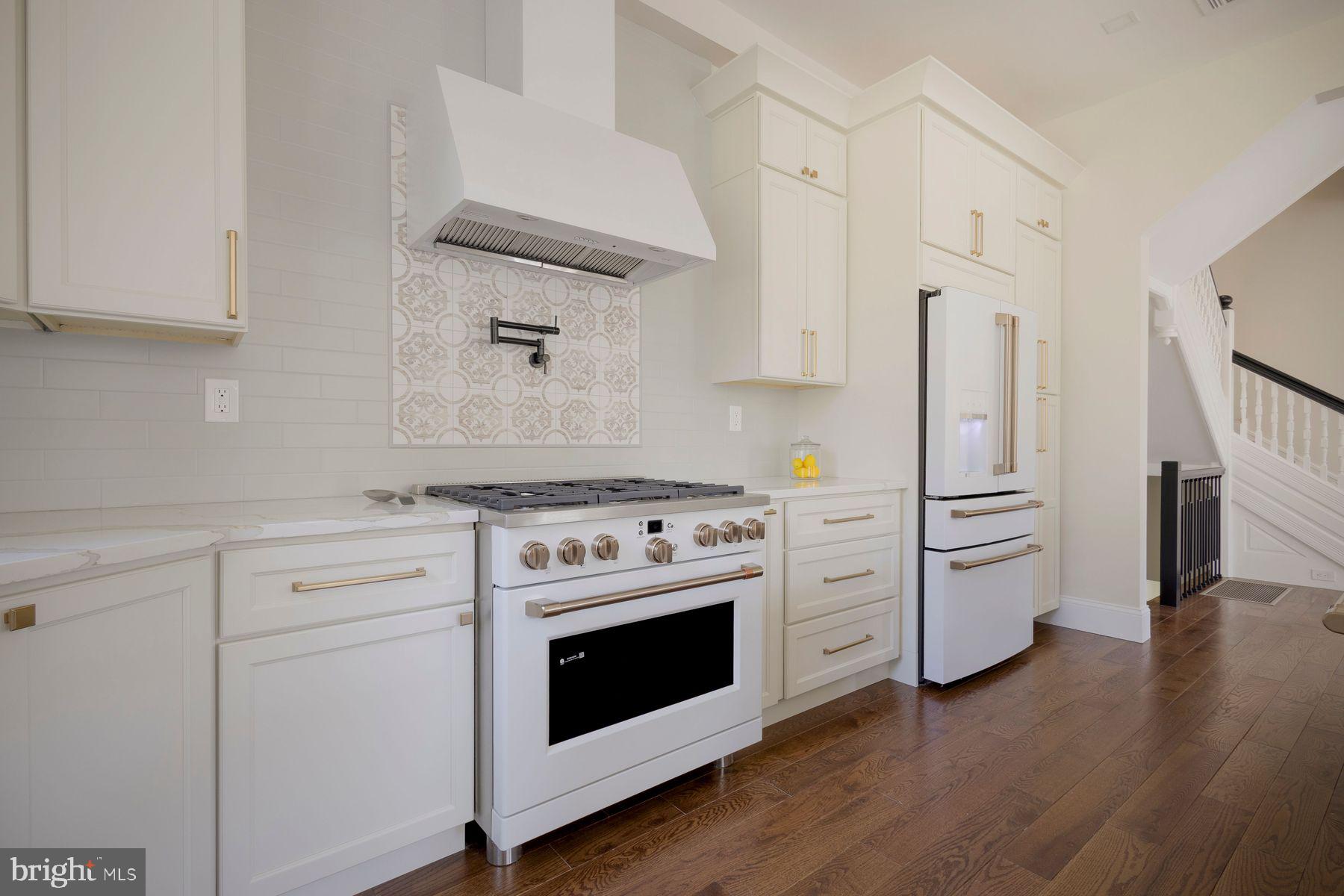 CHESTNUT HILL - Residential