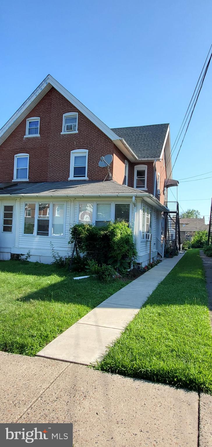2-story duplex in the Lansdale area, 1000 SQF apartment, close to shopping centers, dining, restaurants, bank & public transportation. Close to 309 and the PA Turnpike. Good school district. The owner will pay the Water, Sewer, and Trash bills. The tenant will pay the Electricity and heating (Oil) bills. No pets allowed. The washer and Dryer are not available.
