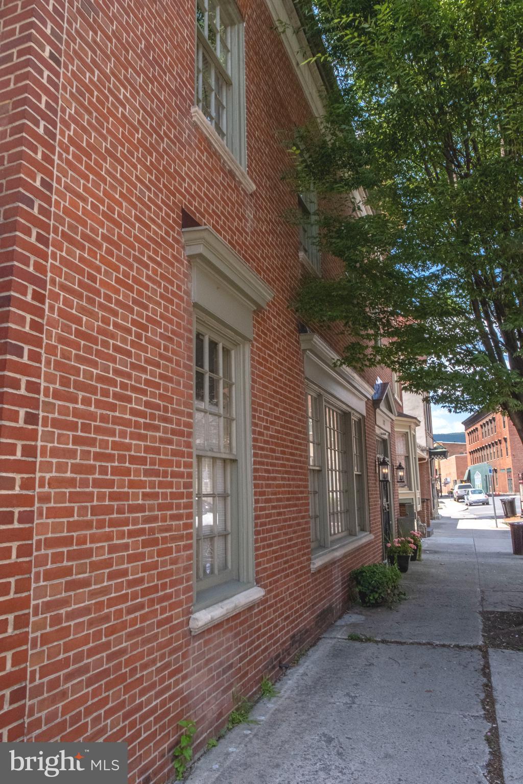 107 S CENTRE STREET