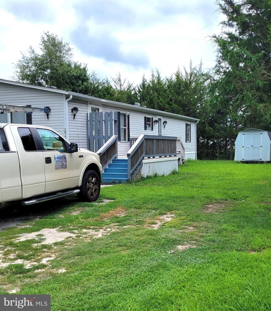Doublewide home with 4BR and 3BA in Oak Meadows.