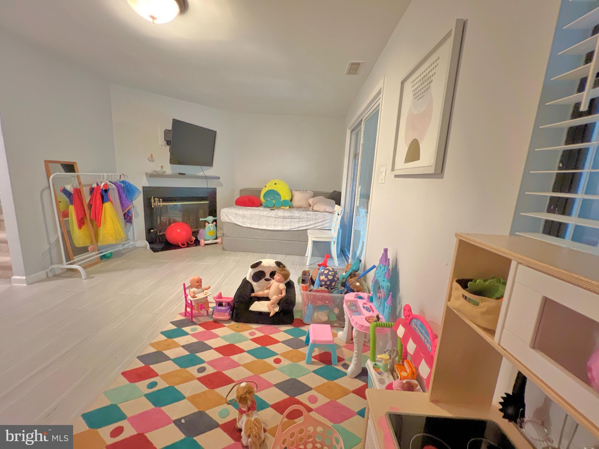 DUMBARTON SQUARE - Residential Lease