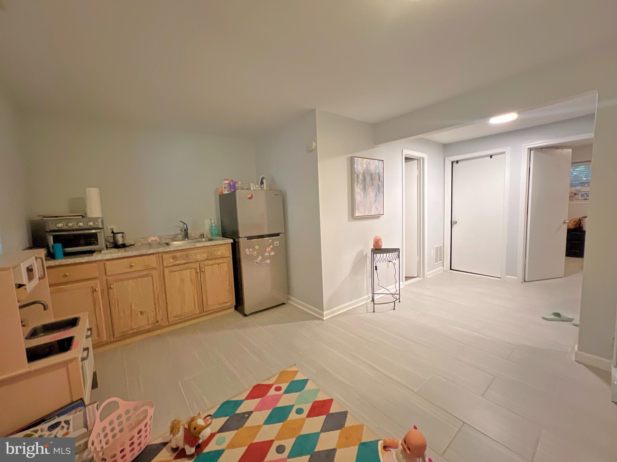 DUMBARTON SQUARE - Residential Lease