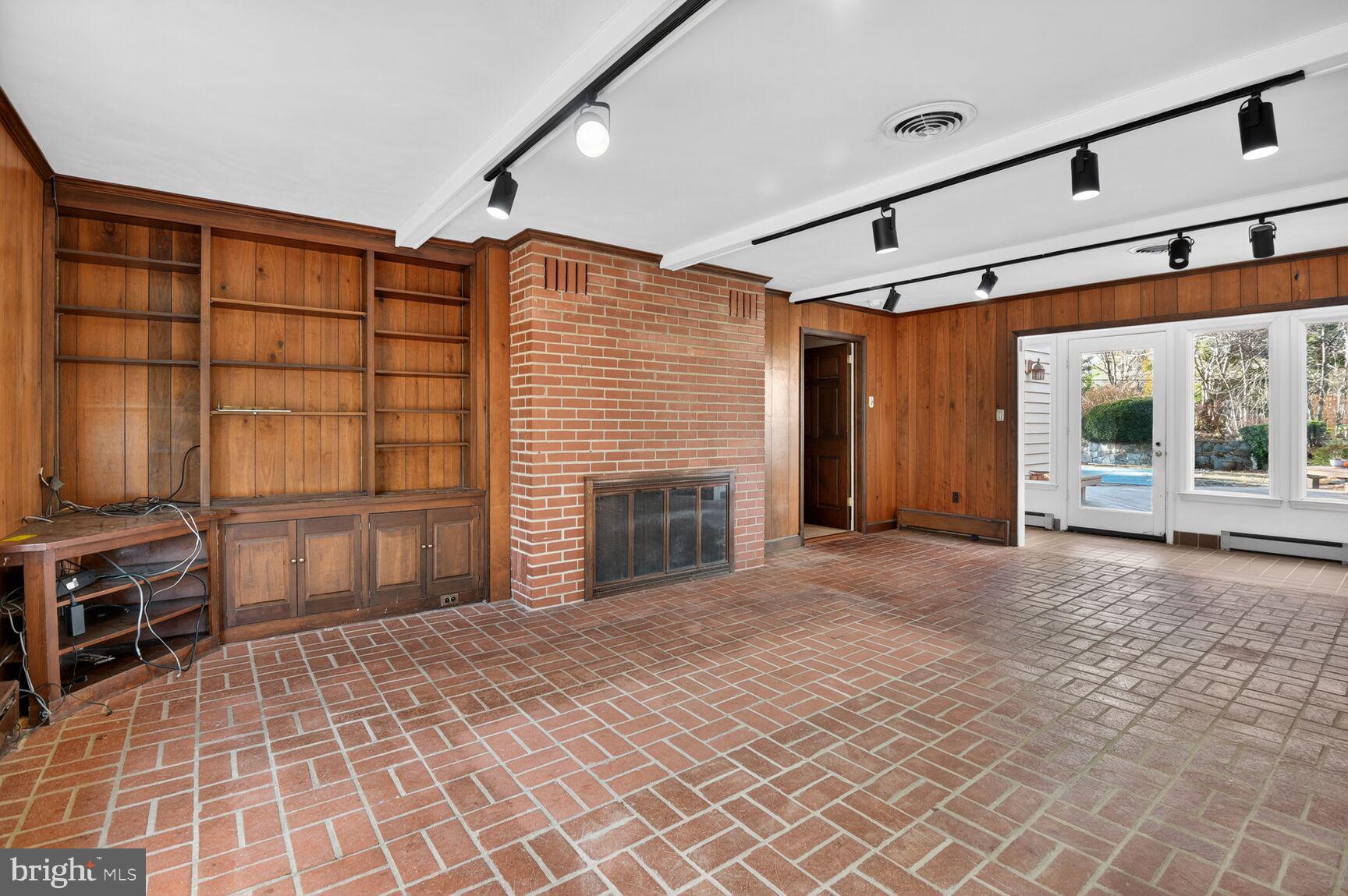 POTOMAC OUTSIDE - Residential