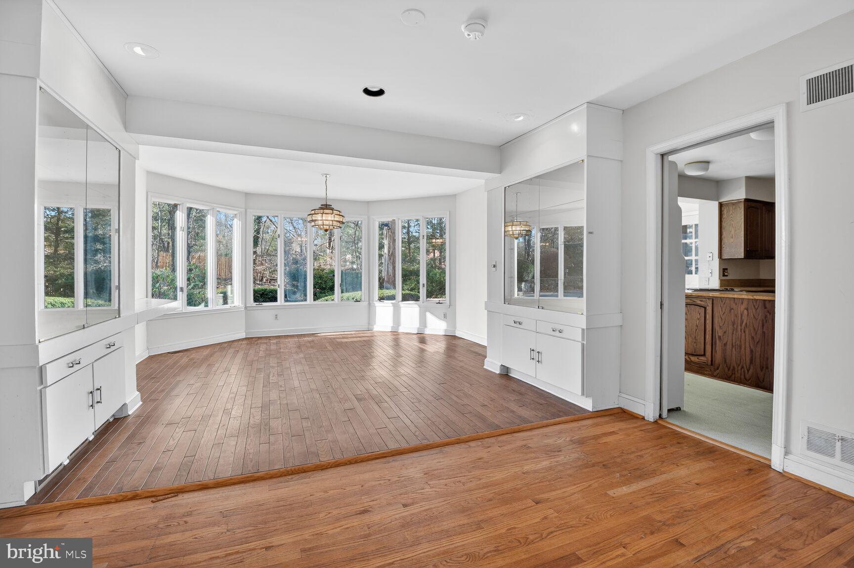 POTOMAC OUTSIDE - Residential