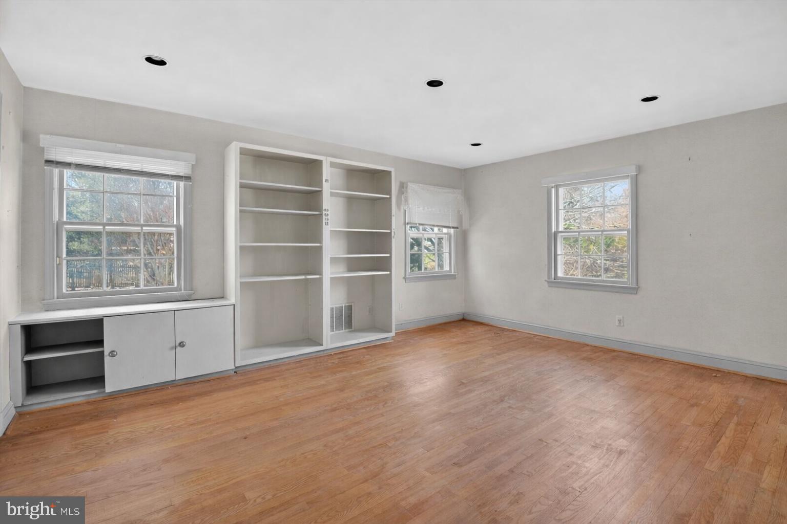 POTOMAC OUTSIDE - Residential