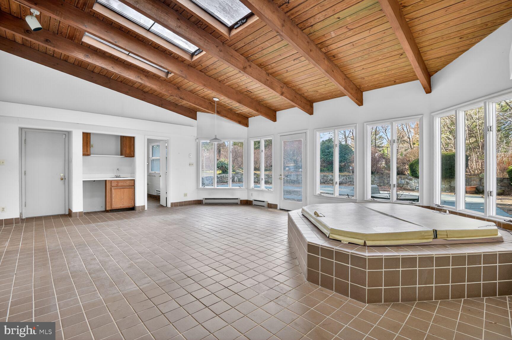 POTOMAC OUTSIDE - Residential