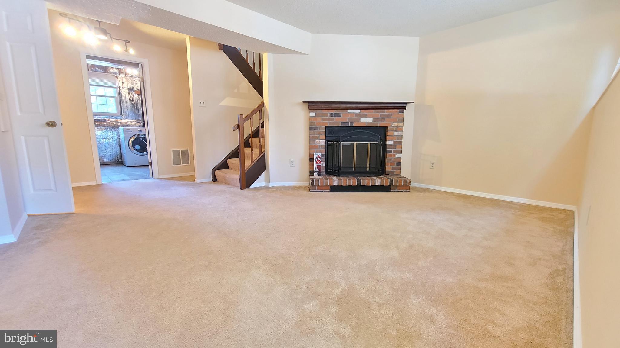 D EVEREUX WEST - Residential Lease