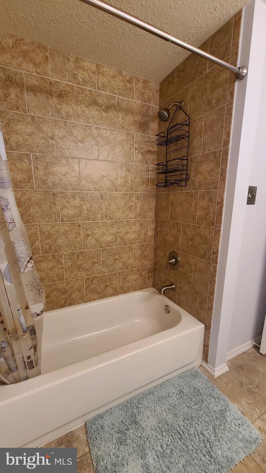 D EVEREUX WEST - Residential Lease