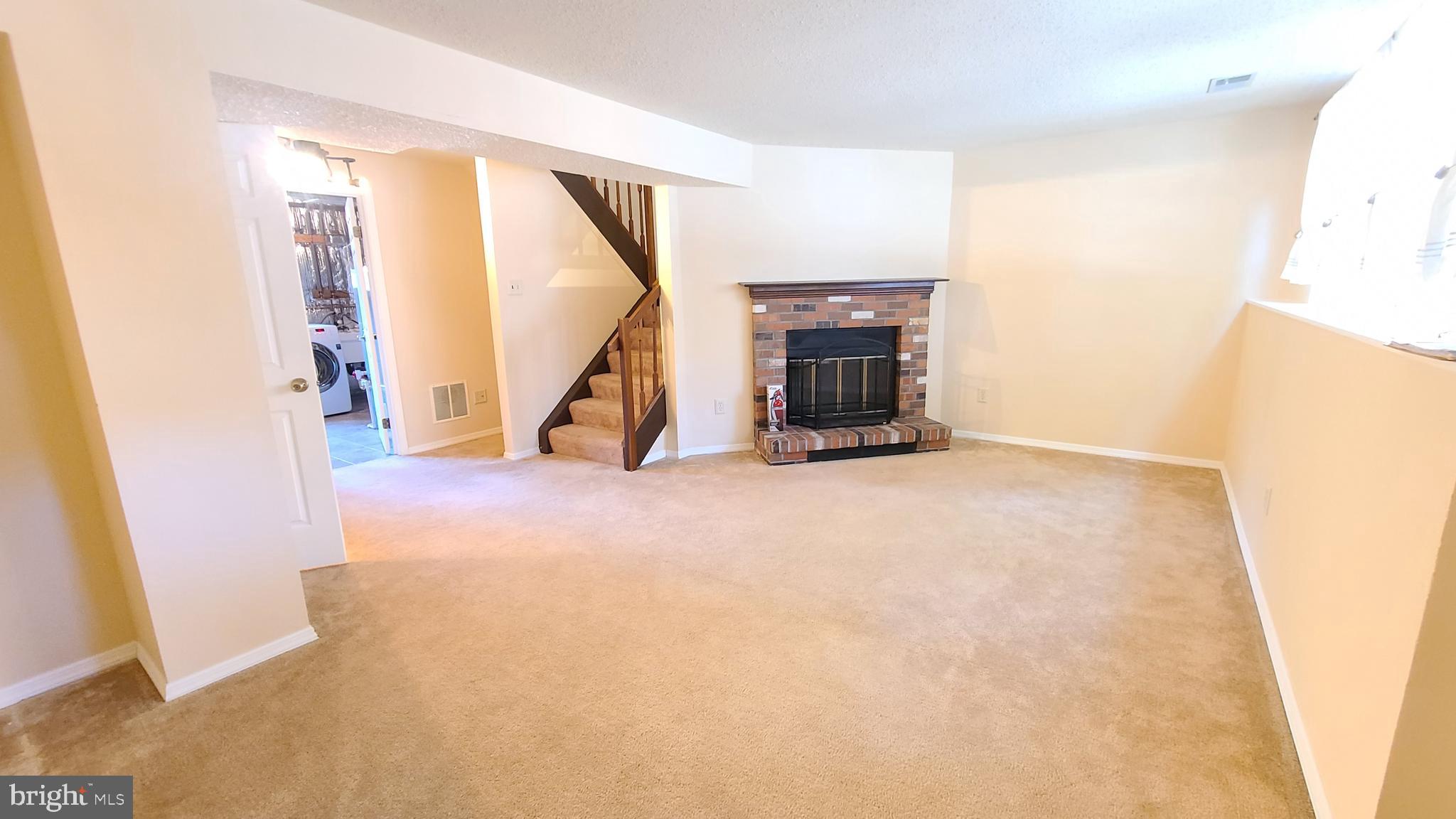 D EVEREUX WEST - Residential Lease