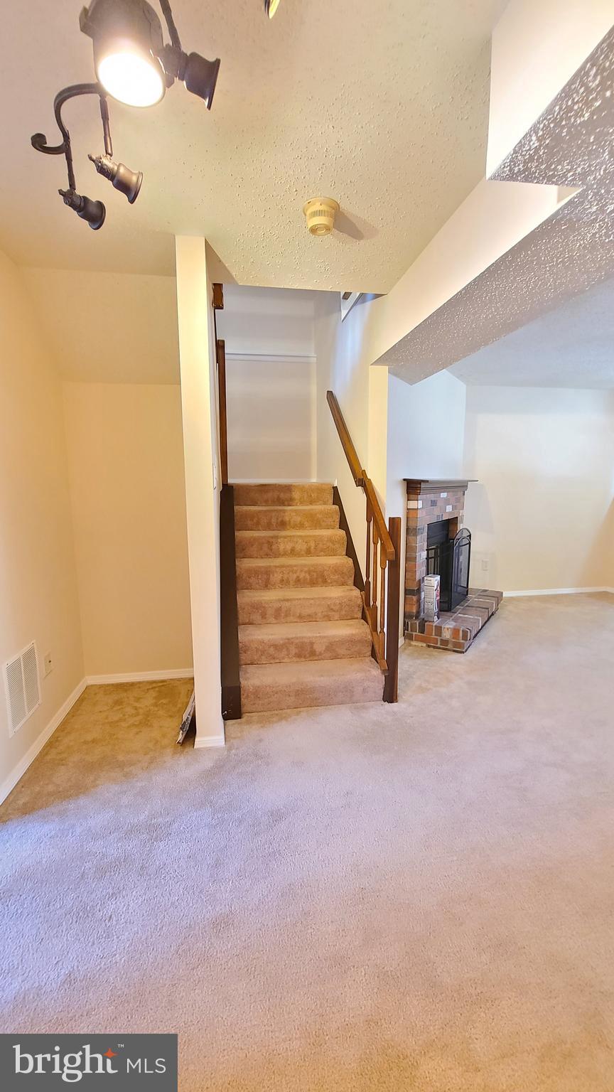 D EVEREUX WEST - Residential Lease