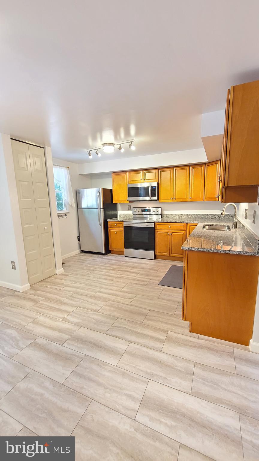 D EVEREUX WEST - Residential Lease