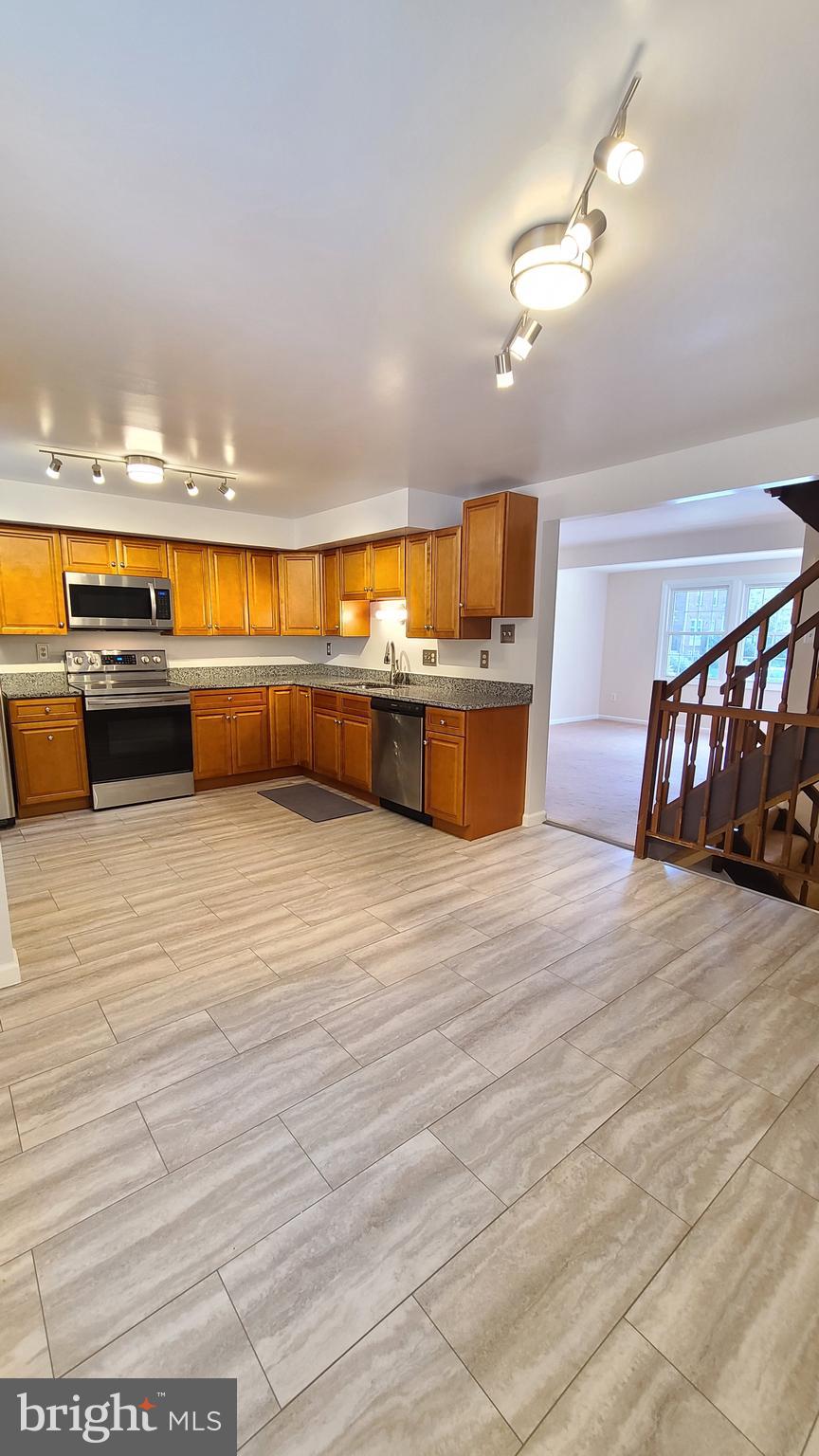 D EVEREUX WEST - Residential Lease