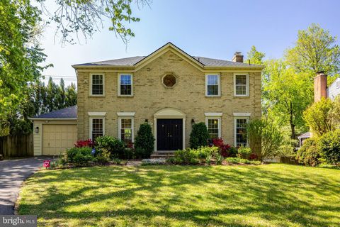 Photo of 502 Woodland Court NW, VIENNA, VA 22180 (MLS # VAFX2304264)
