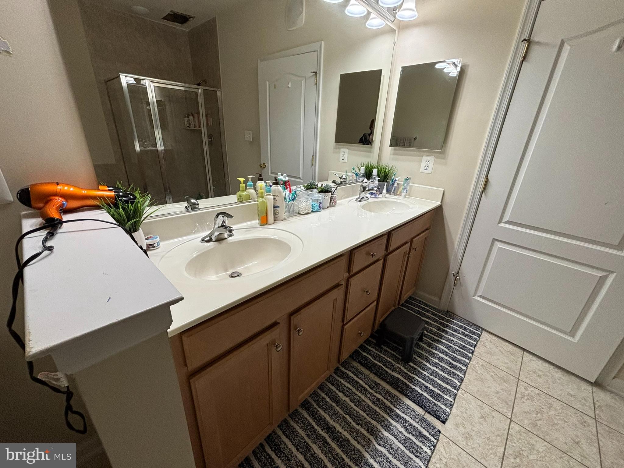 THE RESERVE CONDOMINIUMS - Residential Lease