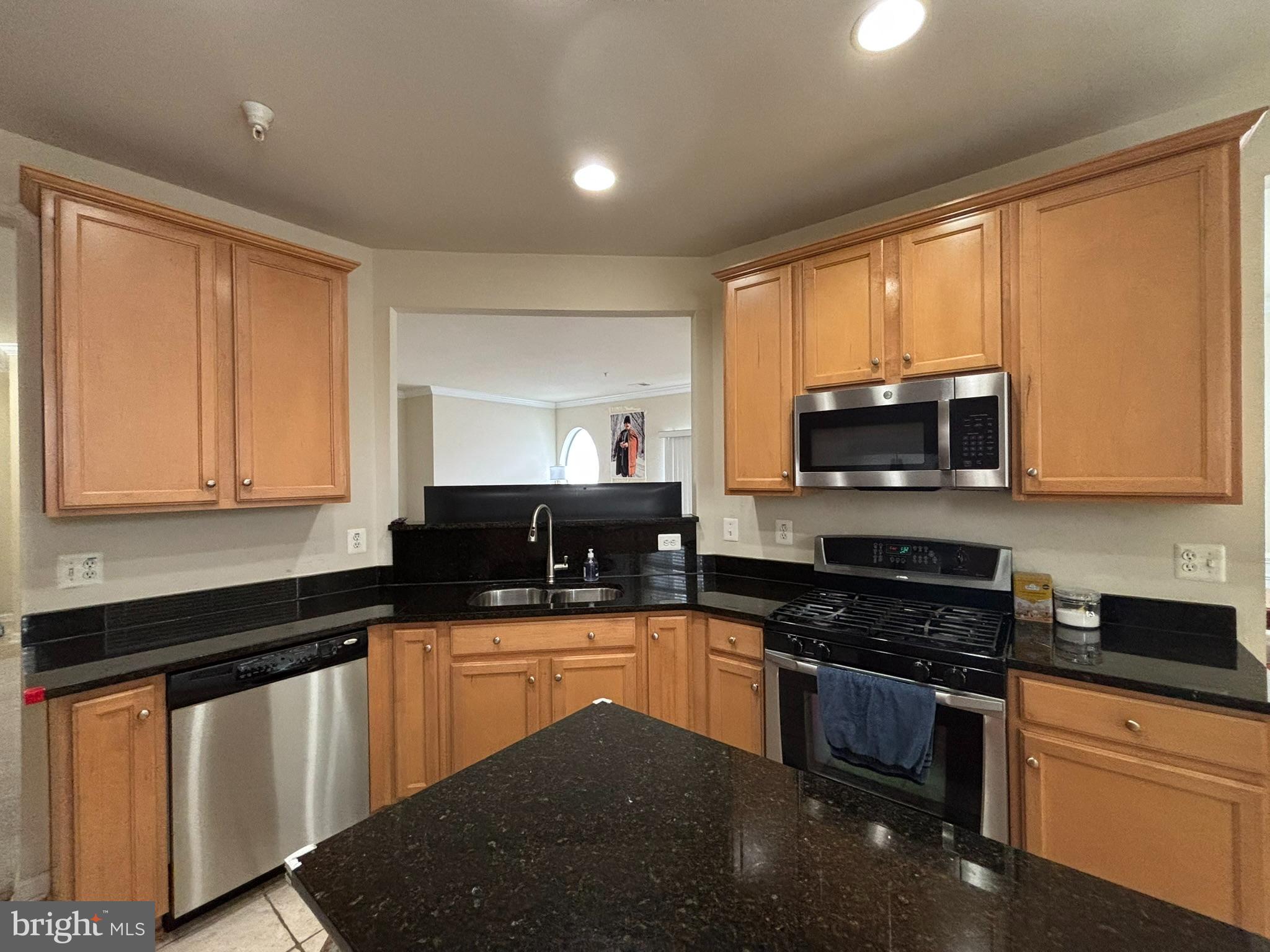 THE RESERVE CONDOMINIUMS - Residential Lease