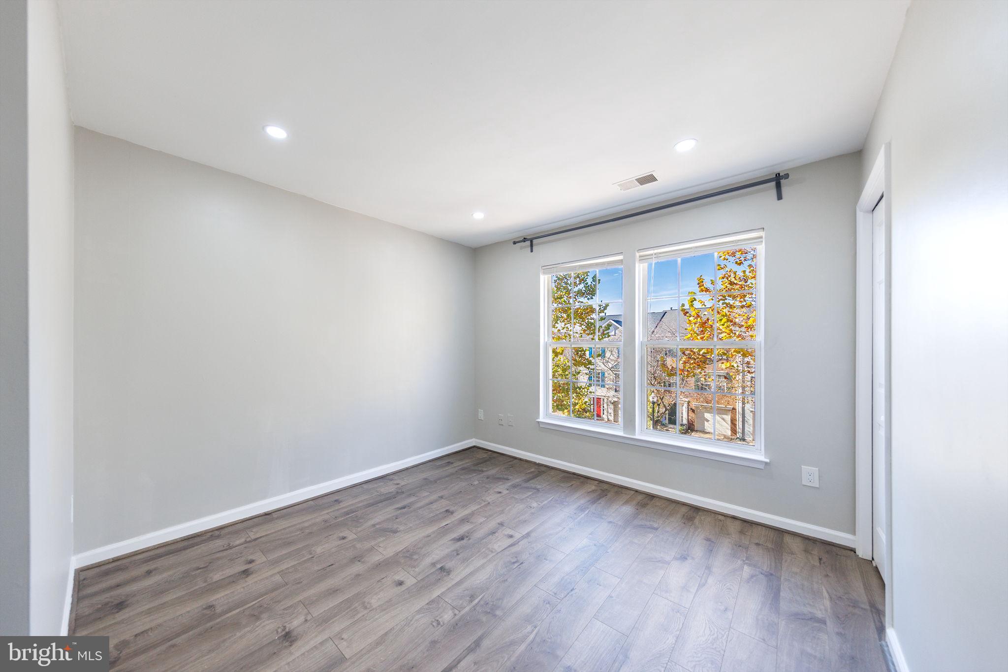 SOUTH RIDING - Residential