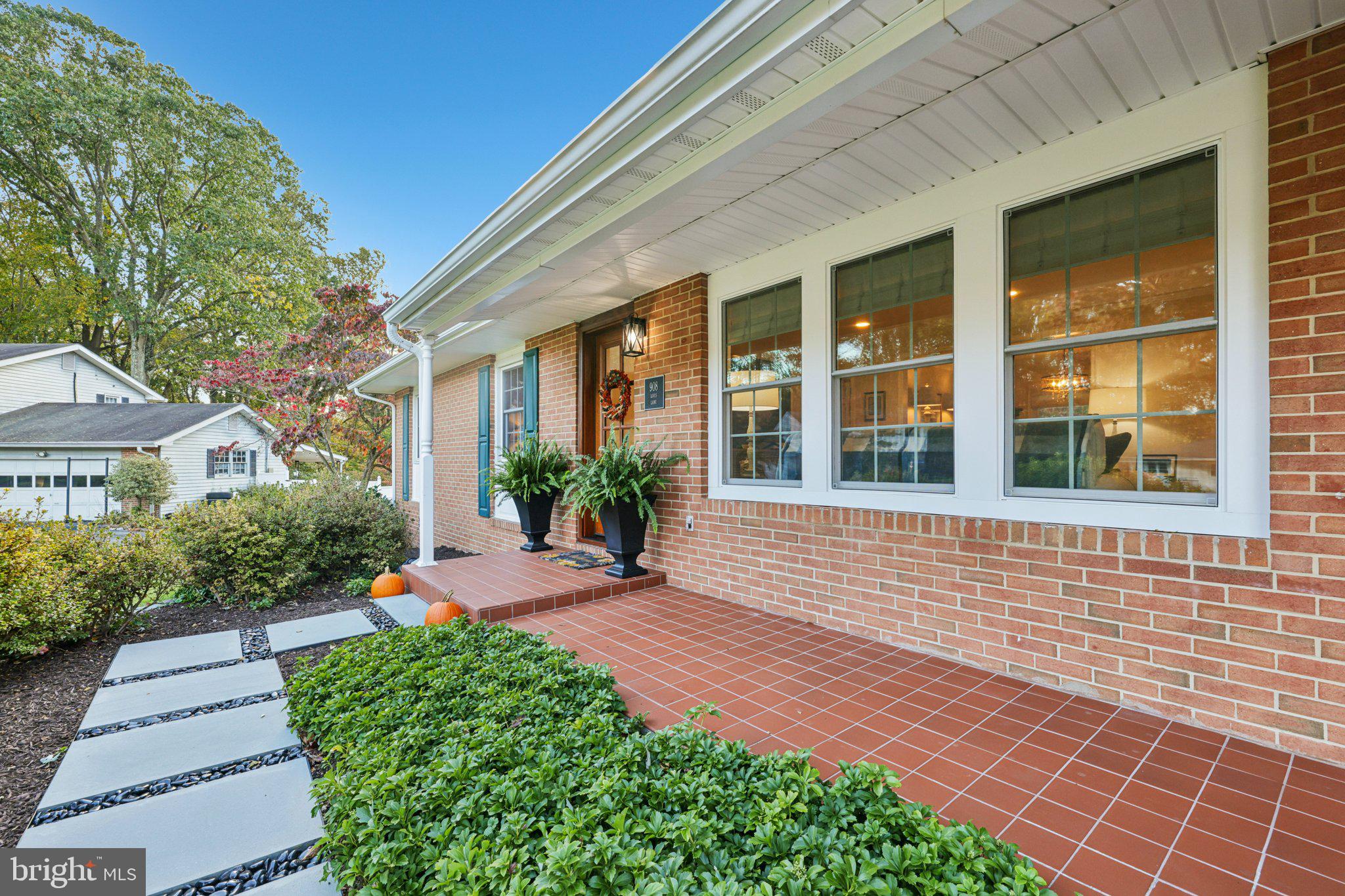 908 LOUIS LANE