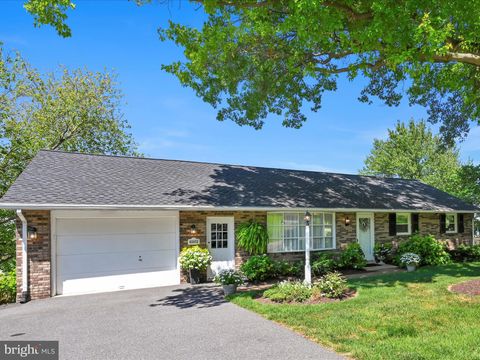 Photo of 137 Edgewood Drive, NEW HOLLAND, PA 17557 (MLS # PALA2075332)