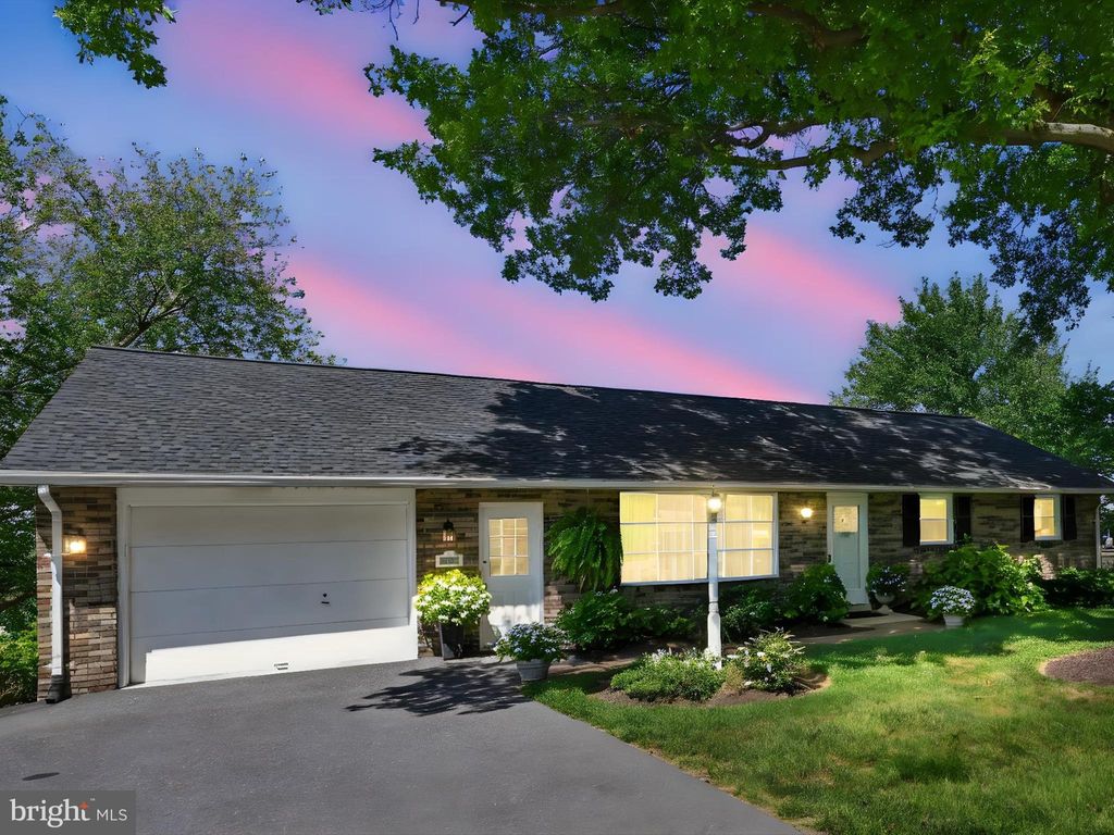 Photo of 137 Edgewood Drive, NEW HOLLAND, PA 17557 (MLS # PALA2075332)