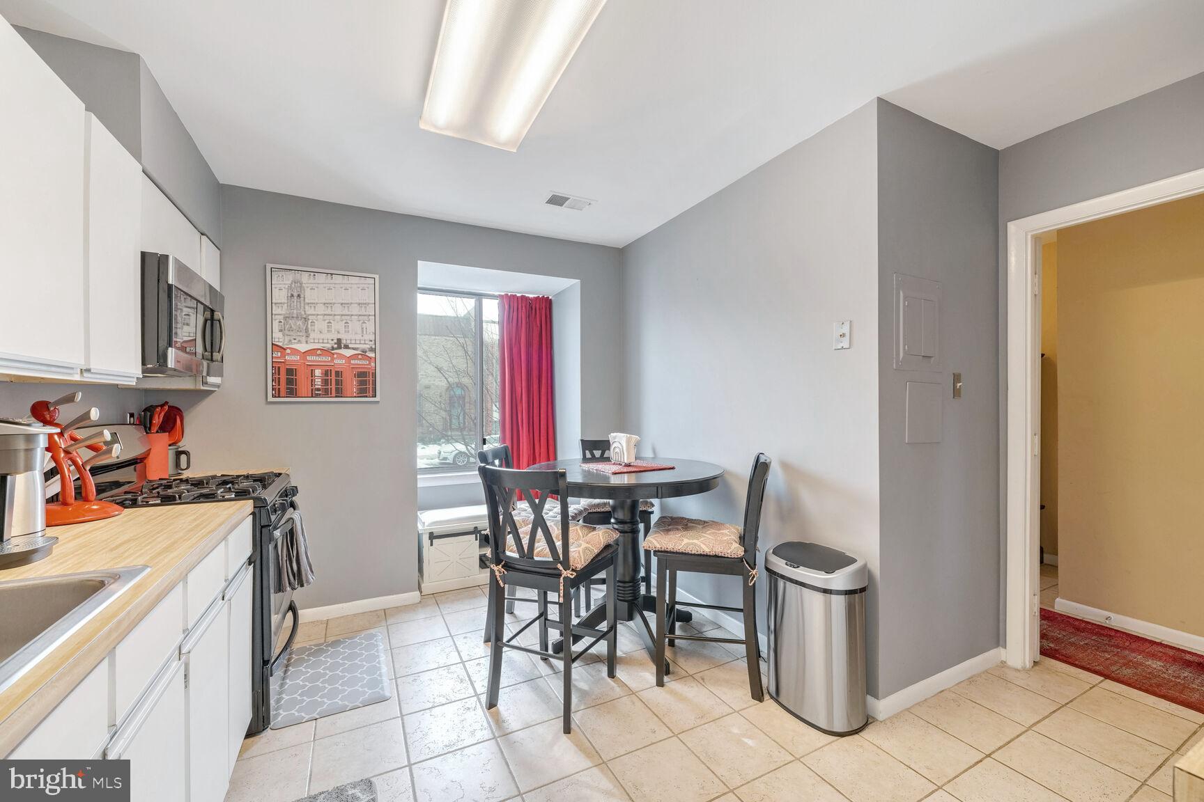 576 BRUMMEL COURT NW