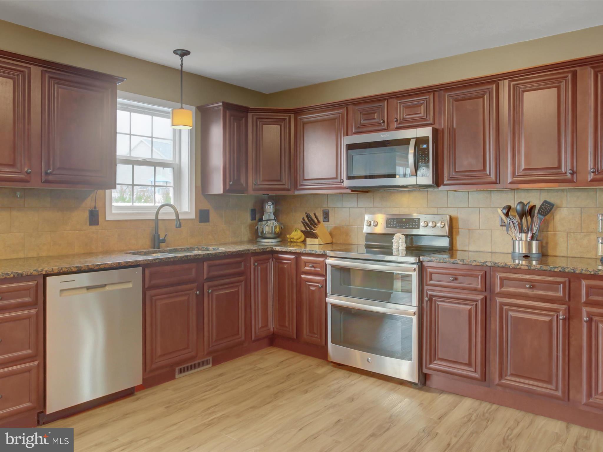 ROLLING HILLS - Residential