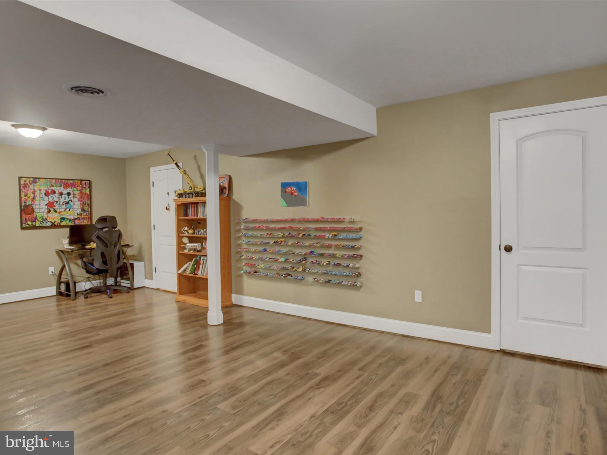 ROLLING HILLS - Residential