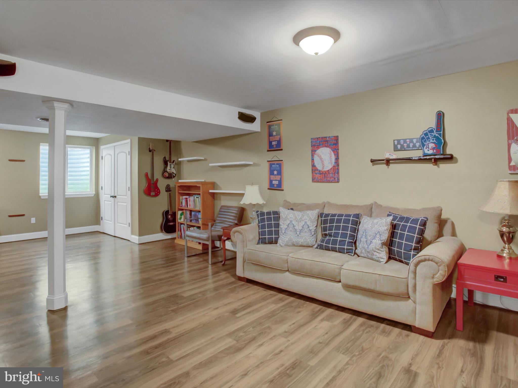 ROLLING HILLS - Residential