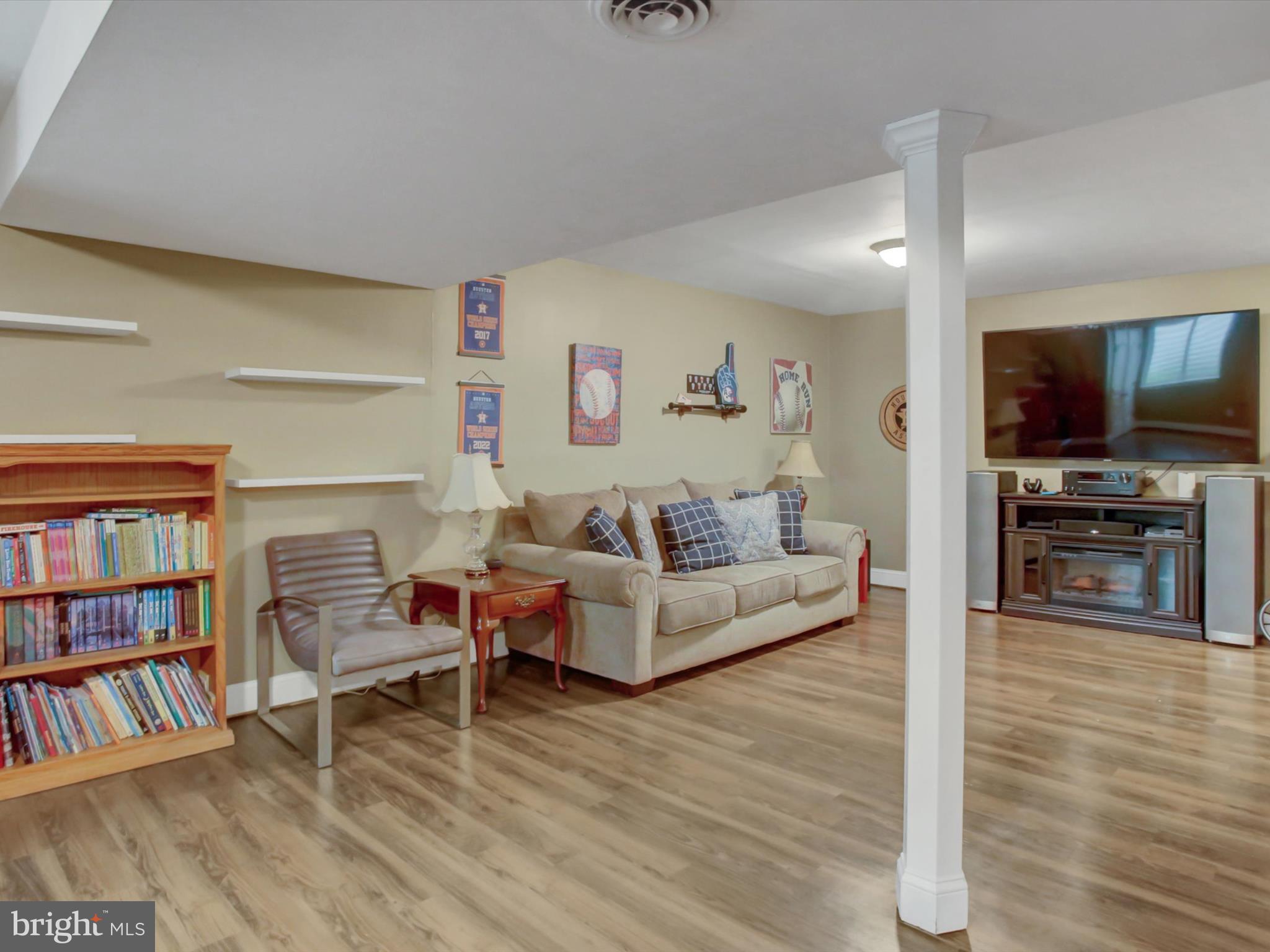 ROLLING HILLS - Residential