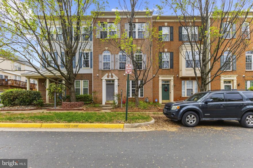 LARGE 2 CAR GARAGE UPGRADED TOWN HOUSE IN POTOMAC LAKES COMMUNITY.  MOVE-IN READY!! 3 FINISHED LEVELS, WOOD FLOORS IN LIVING ROOM, DINING, KITCHEN AND FAMILY ROOMS. BREAKFAST BAR, GRANITE COUNTER TOPS, & STAINLESS STEEL APPLIANCES. NO CARPET, AND VAULTED CEILINGS IN ALL BEDROOMS. VERY GOOD LOCATION. WALK TO SHOPS, POOL, TENNIS AND CASCADES MARKETPLACE.