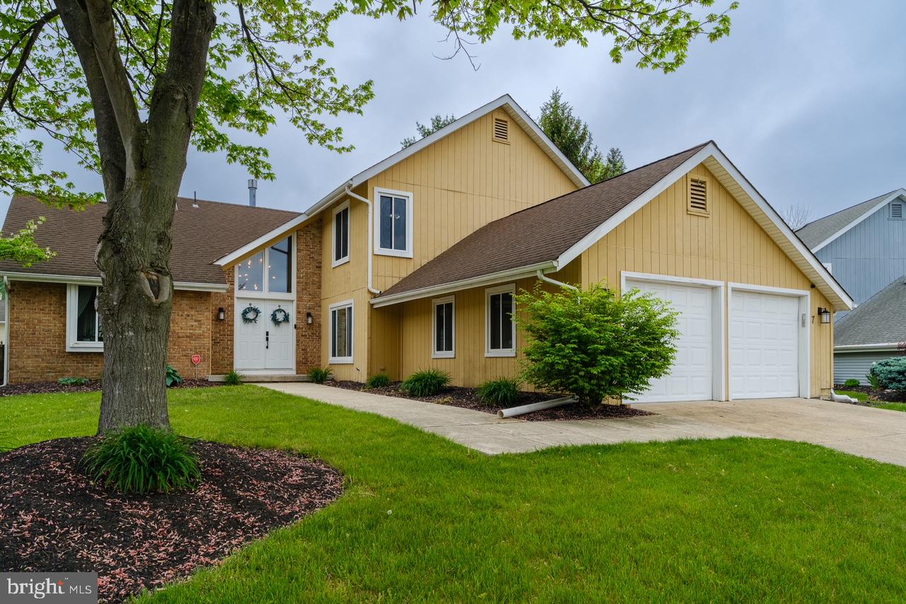 7 KNOLL COURT