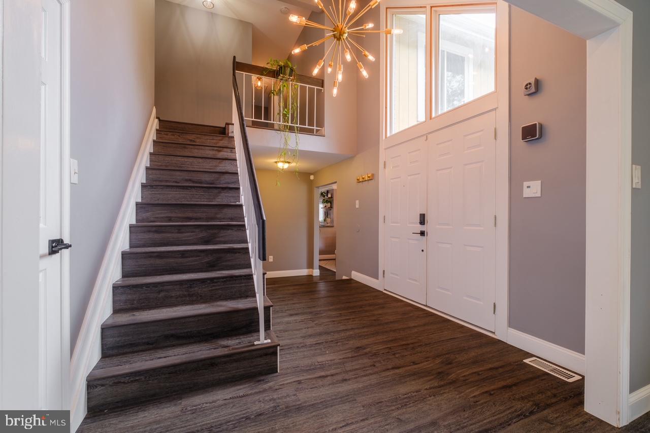 7 KNOLL COURT
