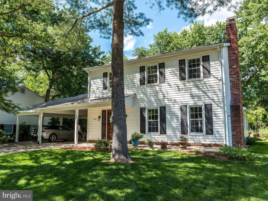 BEAUTIFUL 4BR, 3BA CONCORD MODEL COLONIAL W/ DBL CARPORT IN HIGHLY DESIRABLE HAYFIELD FARM COMMUNITY...LARGE EAT-IN UPDATED KITCHEN...WOOD FLRS ON MAIN & UPPER LVLS...GREAT RM OFF REAR W/ GAS FP..MBR W/PRIVATE BATH...3 MORE LARGE BR'S...ELEGANT LIV RM W/ FP...LWR LVL REC RM W/BRICK HEARTH FIREPLACE..NEW PAINT, HARDWARE, LIGHTING & MORE..ALL BATHS UPDATED...WALK TO PARK, POOL & ALL SCHOOLS K-12